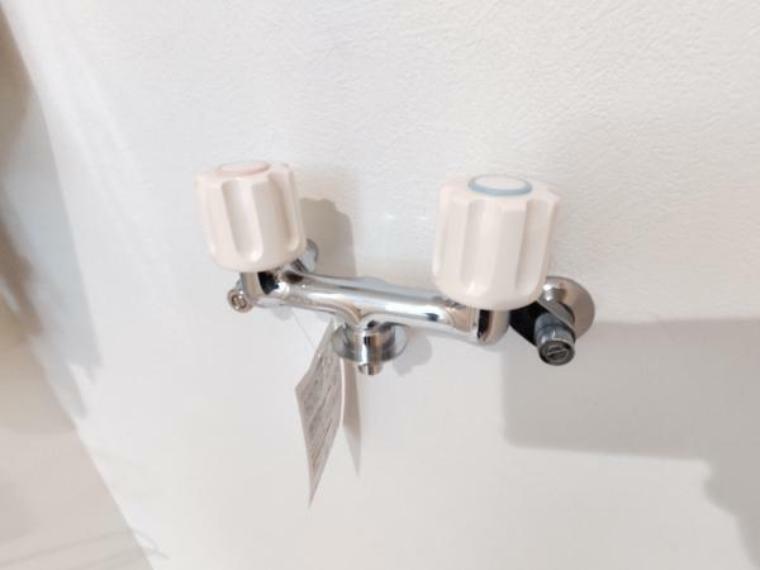 洗面化粧台 【リフォーム済】洗濯用水栓は新しい混合水栓に交換しました。お湯・水両方使えるので便利ですね。