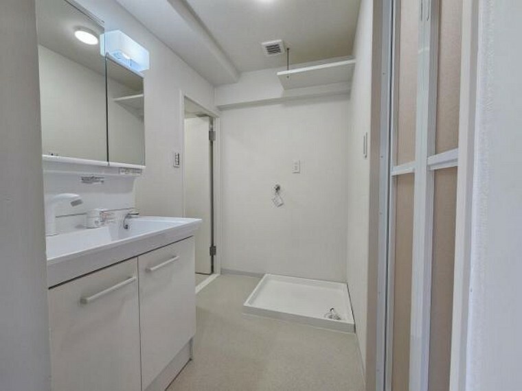脱衣場 ホワイトカラーでコーディネートした洗面室は明るく清潔感のある空間ですよ！