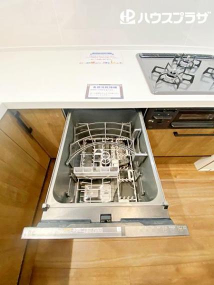 ダイニングキッチン 1号棟 食器洗い乾燥機付システムキッチンは毎日の家事負担を軽減する嬉しい設備です。