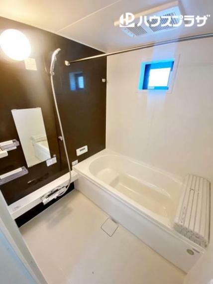 浴室 2号棟 浴室乾燥機付きで洗濯物を干すことが可能です。梅雨の時期やカビ対策にも大変便利です。