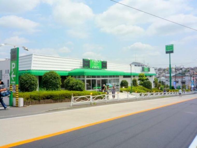 スーパー 【フードワン　座間店】　駐車場は地下と地上の2箇所あり広いです。雨の日は濡れなくて便利です。品揃えもいいです。