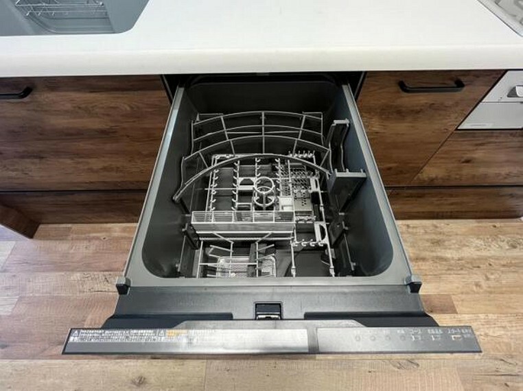 洗浄から乾燥までボタン一つで完結する食洗機付き。大変な洗い物がぐっと短く済みます。乾燥をかけて食器をそのまま保管できるのでキッチンの上に溢れてしまう必要もございません。