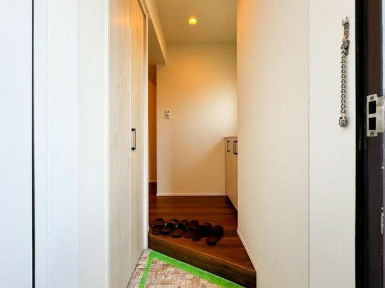 玄関 高いデザイン性を持つ玄関は、安らぎに満ちた生活空間を予感させてくれます。