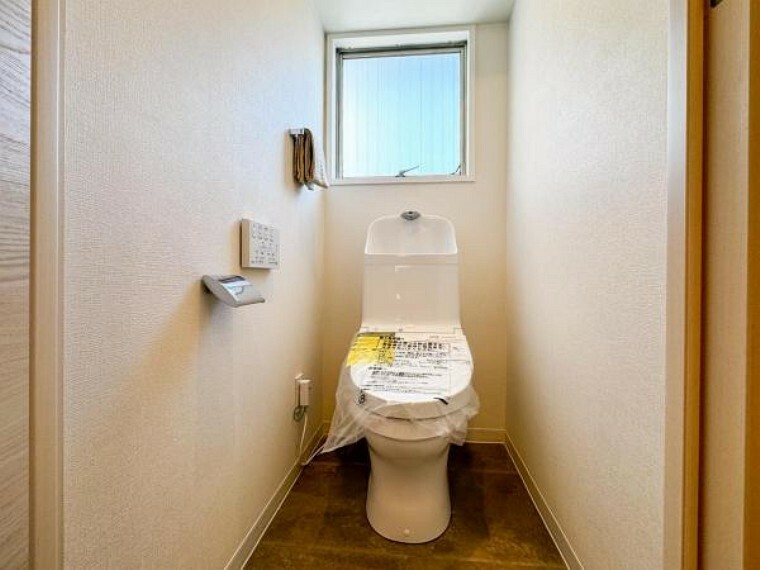 トイレ 清潔感をモチーフにしており広々とした空間を実現しております。ゆったりとした空間を実現し圧迫感は少なくなっています。