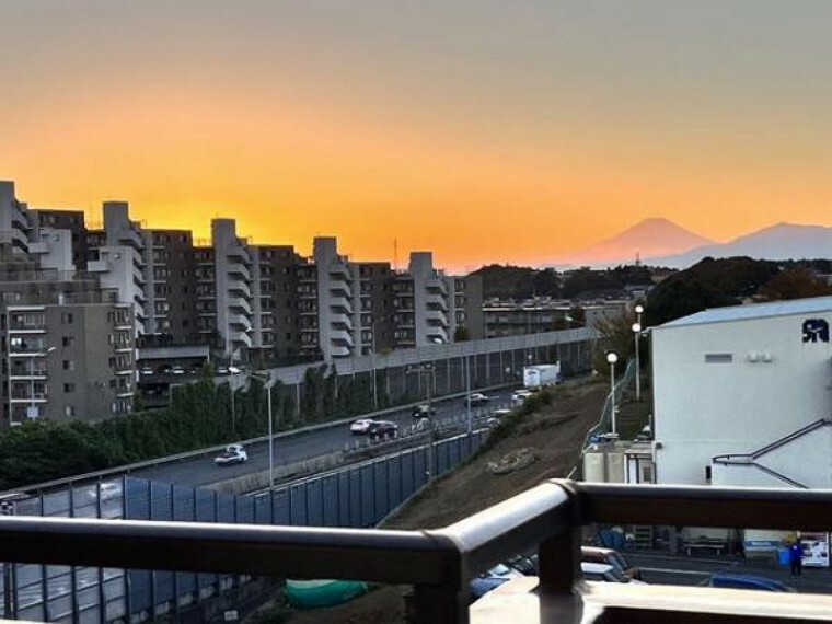 眺望 天気が良いとリビングのバルコニーから富士山を見ることができます。