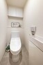 トイレ 上品さが宿るホワイト基調のレストルームです。手洗いカウンターや吊戸棚など有効的に使えそうな設備を設置しました。