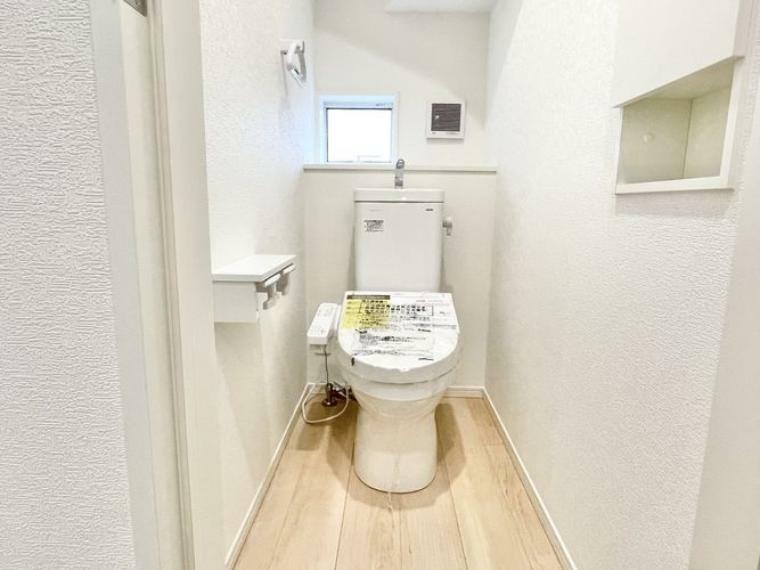 トイレ オート開閉のフタなので、手を触れず清潔・快適なトイレです！