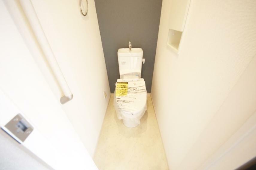 トイレ （16号棟　トイレ）1・2階共に快適なウォシュレットトイレ、手摺付でご年配の方も安心です