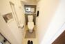 （同現場モデル棟　トイレ）1・2階共に快適なウォシュレットトイレ、手摺付でご年配の方も安心です