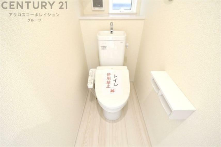 トイレ 温水洗浄便座付トイレは温水洗浄機能により、暖かい水でおしりを洗浄することができ、冷たい水を使う従来の便座に比べ、温水洗浄機能で暖かいトイレを提供し、快適な使用を可能にします。
