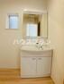 洗面化粧台 三面鏡洗面台は、洗面スペースを広々と使える便利な設計です。 側面の鏡で360度の視界を確保し、メイクや洗顔を快適に行えます。