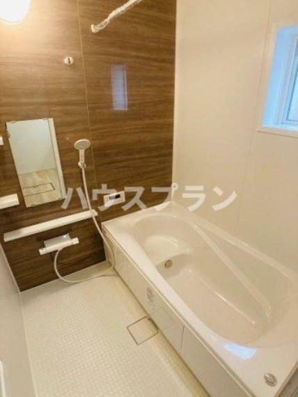 浴室 日々の疲れを癒すバスルームは、快適な浴槽やシャワー、 リラックスできる空間が整えられ、心身をリフレッシュします。
