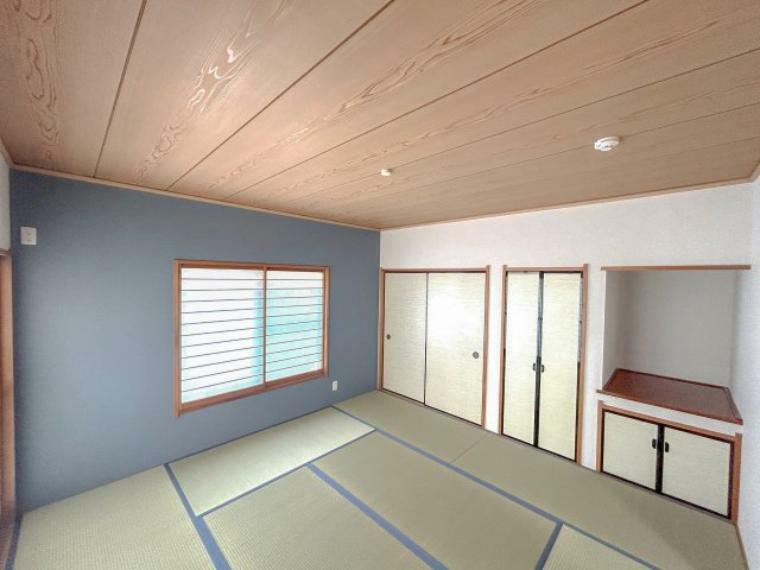 和室 木天井との相性が良い畳と青い壁紙。客間や自室悩みますね。