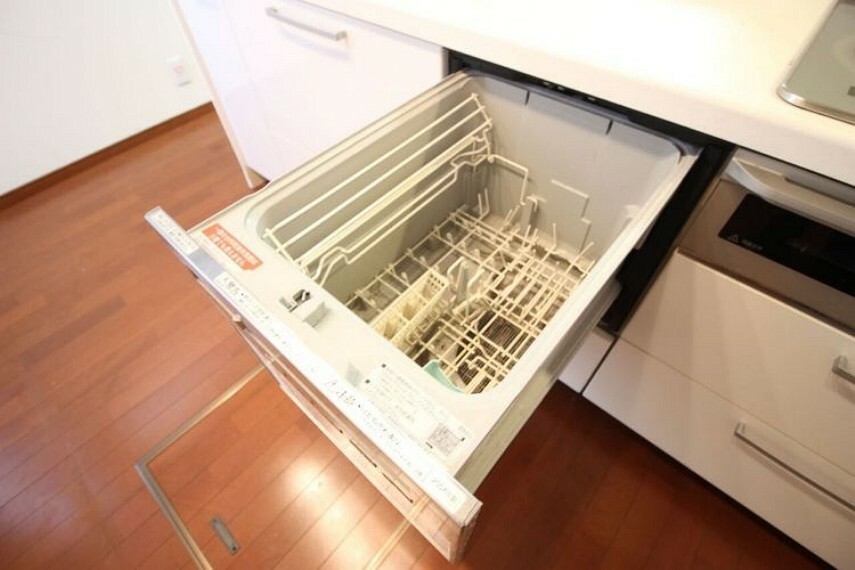 キッチン 食器洗浄乾燥機を完備。高温のお湯と水圧で洗浄しますので手洗いよりも清潔です。