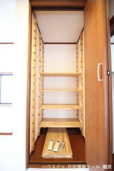 収納 2階廊下の収納は棚板を自由に移動できます。お好きなレイアウトでご利用下さい