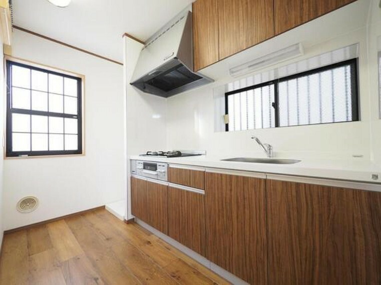 キッチン キッチンは作業がしやすい壁付けタイプです。吊戸棚やキッチン下部に収納が設けられています。