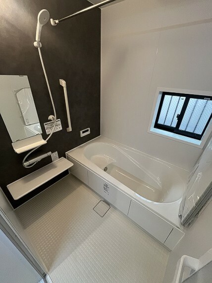 浴室 半身浴も楽しめる一坪タイプの浴室です。乾きやすく滑りにくい快適仕様でお掃除ラクラク