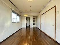 リビングと和室の間の扉を開け放てば、大人数が集まれる大空間になります。