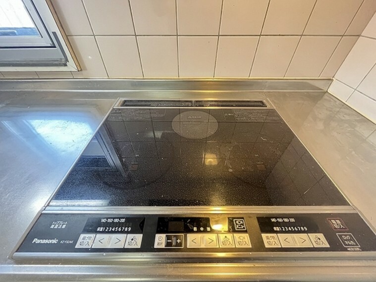 キッチン IHクッキングヒーターです。フラットなトッププレートの為、汚れもサッとふくだけで簡単にお手入れをすることができます。