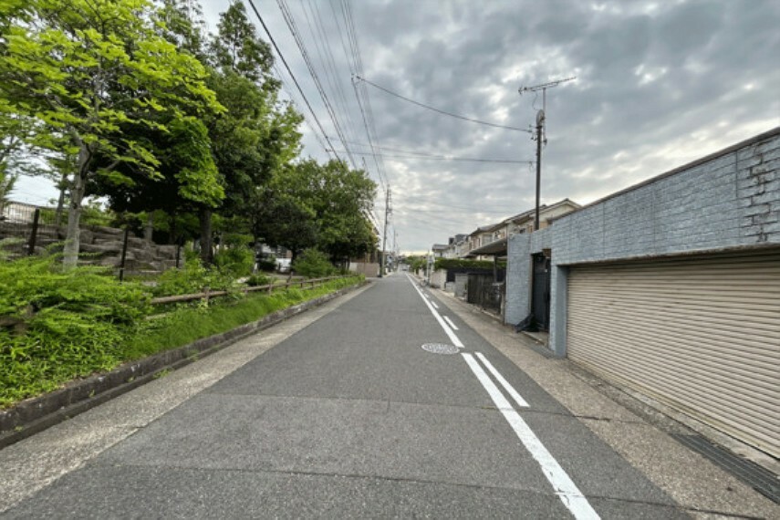 現況写真 物件の南側前面道路（東側から）［2023年11月29日撮影］