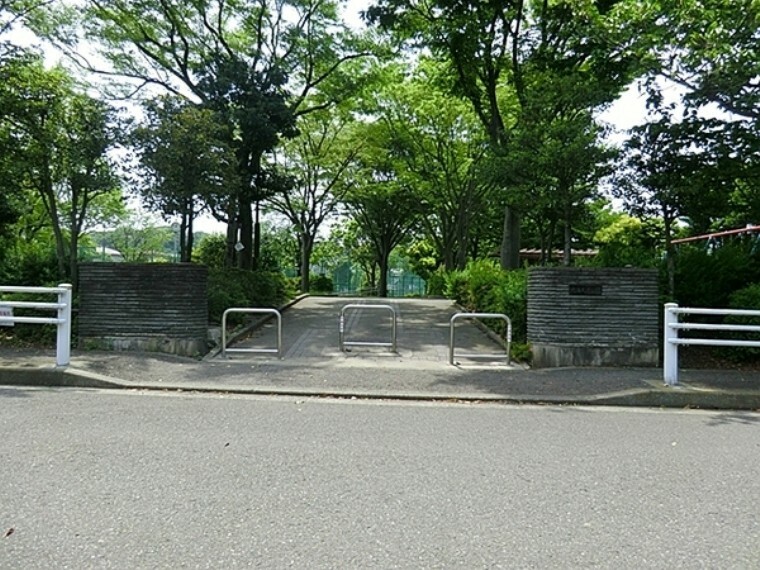公園 六浦大道公園 野球グラウンドを囲う形の公園です。遊具は少ないですが野球など見ながら遊べます。