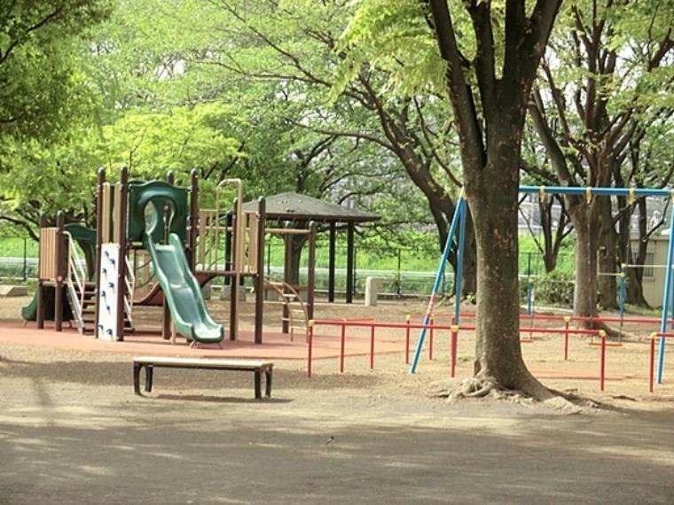 公園 佐江戸公園 あおむしのような形をしたスプリング遊具などがあります。砂場やブランコ、健康遊具、スポーツグランドもあります。