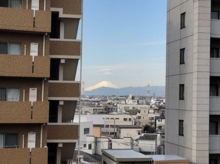 現地からの眺望です。<BR/>天気の良い日は富士山が見えます。<BR/>また6階のお部屋ですので陽当り通風良好です。