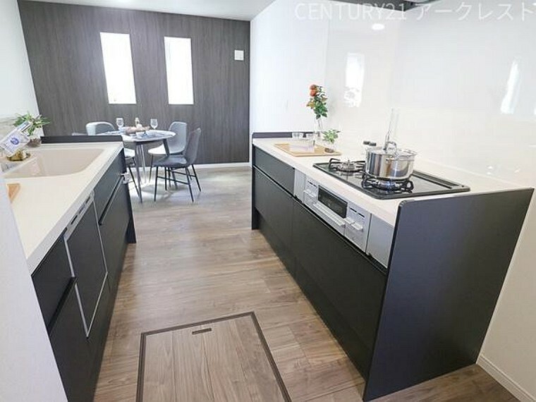 キッチン 作業スペースが広く、家事動線の良い人気の2列型キッチンです！ 毎日のお料理が楽しくなる、そんな素敵な空間に仕上がっています。