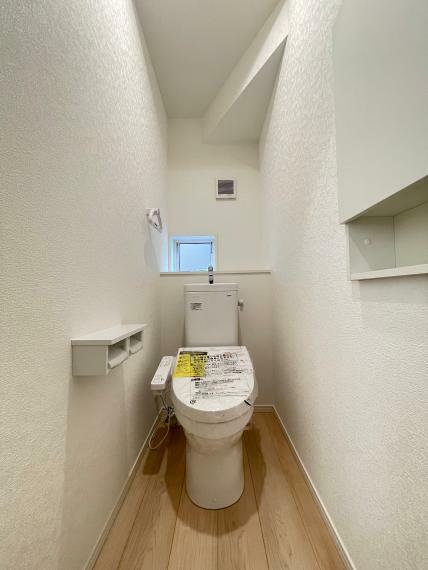 トイレ 快適な暖房便座・温水洗浄機能付き。小窓があり明るく通気性のあるトイレ。
