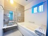 浴室 《F号棟　浴室》1日の疲れを癒すバスルーム。ゆったりとリラックスできる空間です。カビの発生を抑制し、雨の日の洗濯物の乾燥にも便利な浴室乾燥機を標準装備しています。