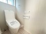 トイレ 《F号棟　1階トイレ》LIXILのベーシアシャワーはオート洗浄と壁リモコンつきで、使いやすいシャワートイレ。お掃除リフトアップ機能やフチレス形状でお掃除しやすく、エコロジーな超節水タイプ。