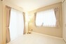 居間・リビング 全ての窓にLOW-Eガラスを標準装備しており、優れた断熱性で四季を通して快適な空間を保ちます。