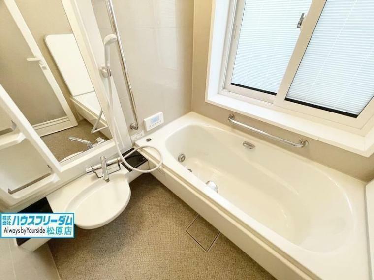 浴室 風呂 大人が足を伸ばせるぐらいのゆったりサイズの浴室