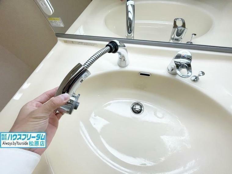 洗面化粧台 洗面 シャワーホースが伸びるので隅々までお掃除できます。