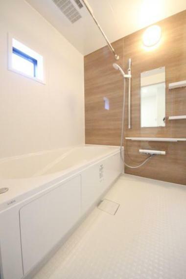 浴室 ■くつろぎの1坪浴室、追焚き機能＆浴室窓付きバスルーム