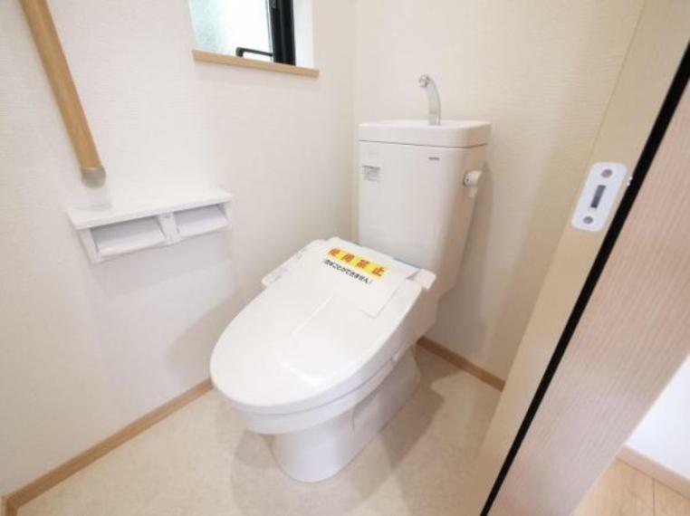 同仕様写真（内観） 白を基調とし清潔感をデザインしたトイレ空間です。使い心地もしっかり追求した先進のトイレを搭載しております。【施工例写真】