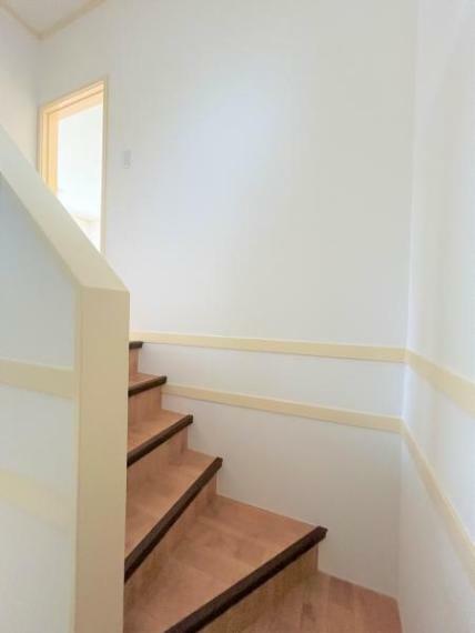【内外装フルリフォーム済】階段写真です。床クッションフロア重ね張り致しました。ベージュ基調の階段で上り下りもしやすくていいですね。段差がわかるように色の区別もしております。