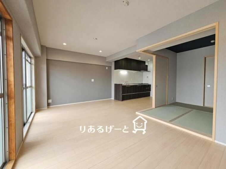 居間・リビング LDK14.8帖:清潔感があり、明るく落ち着いた雰囲気の室内空間！