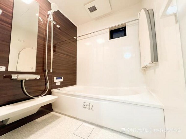 浴室 【浴室】ゆったりと寛げる広々バスで足を伸ばしてリラックス。　最新のユニットバスは設備も充実です。