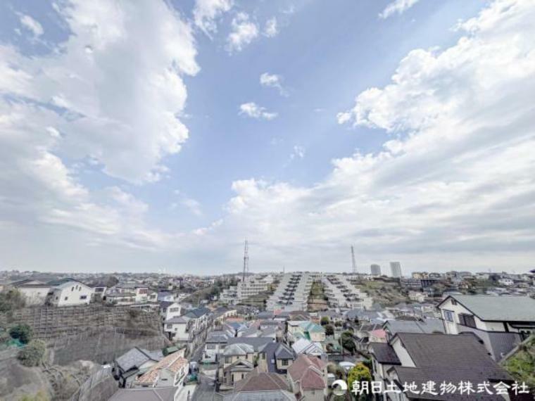 バルコニー 時の流れと共に装いを変える街の景観を独り占め。この街ならではの美しい風景を心ゆくまでお楽しみ下さい。