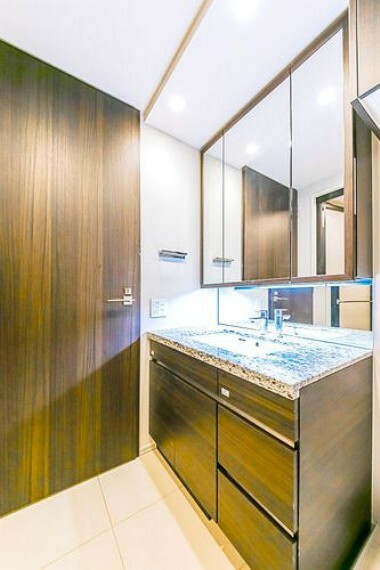 洗面化粧台 【洗面室】三面鏡ドレッサーの裏には機能的な収納を配置。ホテルライクで清潔な空間。