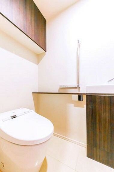 トイレ 【トイレ】独立した手洗いカウンターを設置。スマートなデザインでスリムカウンターと調和。