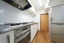 キッチン 広々とした作業スペースがあり、お料理がはかどりそうなキッチン！収納スペースも豊富です。