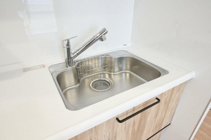 キッチン 浄水機能付き混合水栓で見た目もスタイリッシュ。水栓レバーの操作だけで浄水に切り替えできます。