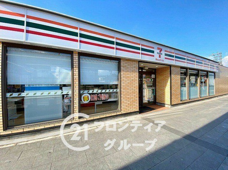 コンビニ セブンイレブン　ハートインJR法隆寺駅南口店 徒歩6分。