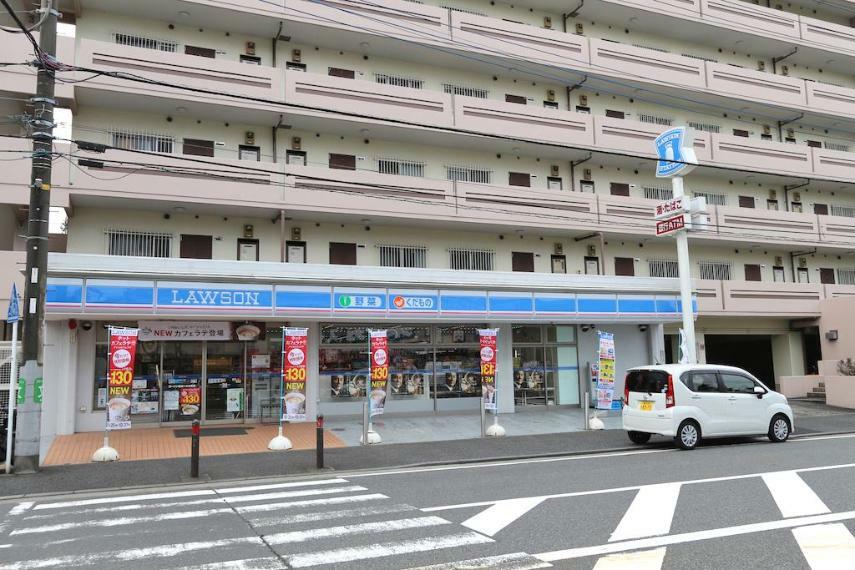 コンビニ ローソン横浜いぶき野店（●いつでも気軽に立ち寄れるコンビニ。宅配サービスや公共料金の支払いもでき便利です。遅くなってしまった帰り道も、帰宅途中に24時間営業の明かりがあると心強いですね●）