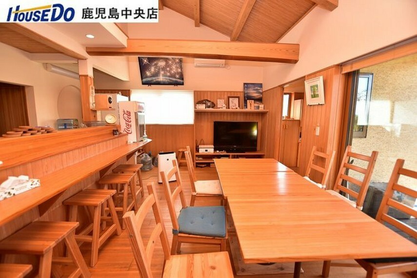 居間・リビング 【リビング】木材を多く使用したお家で、床、天井、梁などに木のぬくもりを感じます