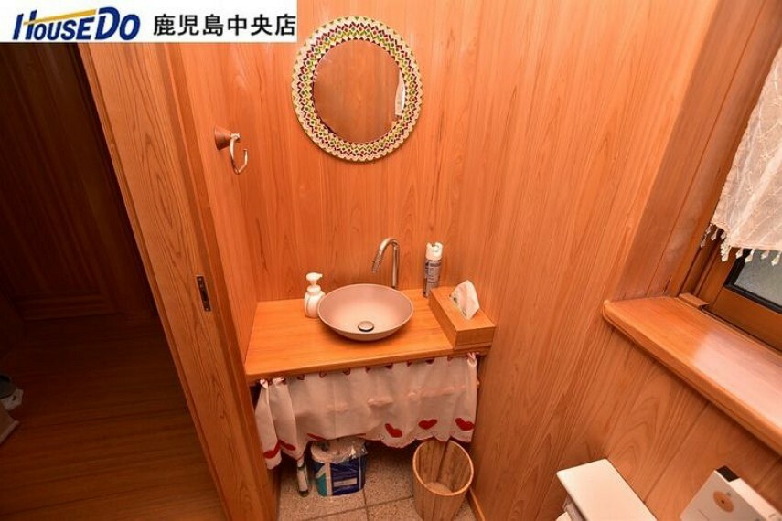洗面化粧台 【1階トイレ洗面台】トイレには洗面台が設置されています！こだわりの見えるおしゃれな造り