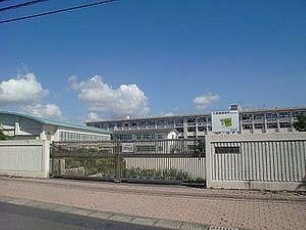 小学校 和田小学校【鹿児島市立和田小学校】は、和田2丁目に位置する1902年創立の小学校です。令和4年度の生徒数は781人で、30クラスあります。校訓は「助け合う子　考える子　がんばる子」です。