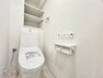 トイレ 十分な広さと清潔感のあるカラーで纏まったおトイレ。LDKや居室とは離れており、洗面や浴室とも別の位置にある為、よりプライバシーへの配慮と落ち着いた空間となっております。